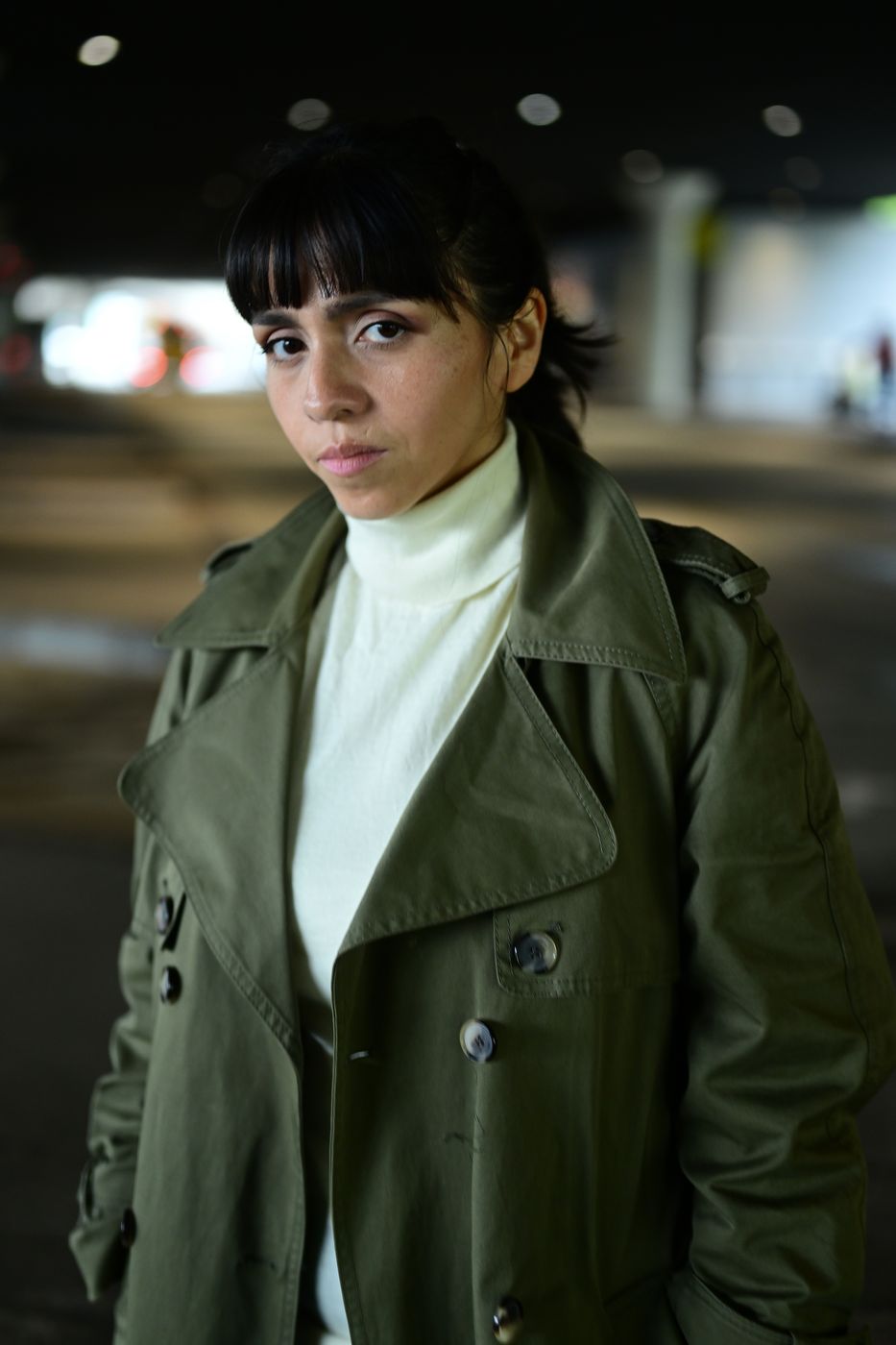Sarella Vargas — im Trenchcoat, Unterführung